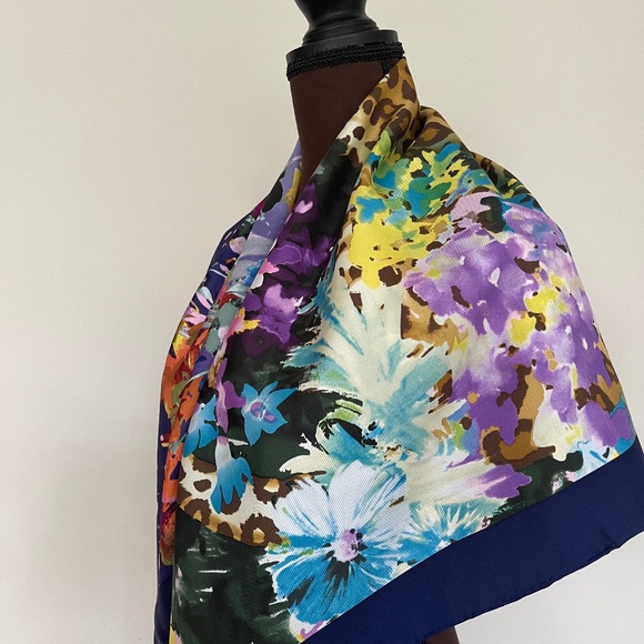 New Salvatore Ferragamo Scarf Leo in Garden Silk Wrap